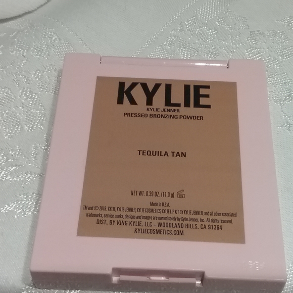 Kylie Jenner Bronzing Powder in Tequila Tan - Picture 3 of 7